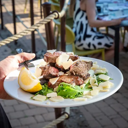 مكان تخييم Hu Mare *